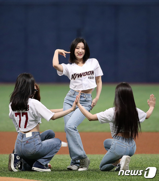 fromis_9 Performs Before LG Twins Match