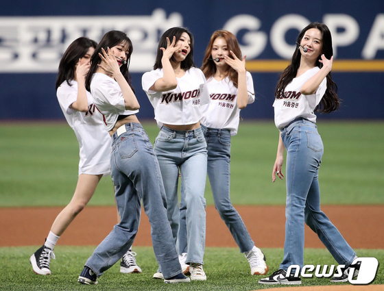 fromis_9 Performs Before LG Twins Match