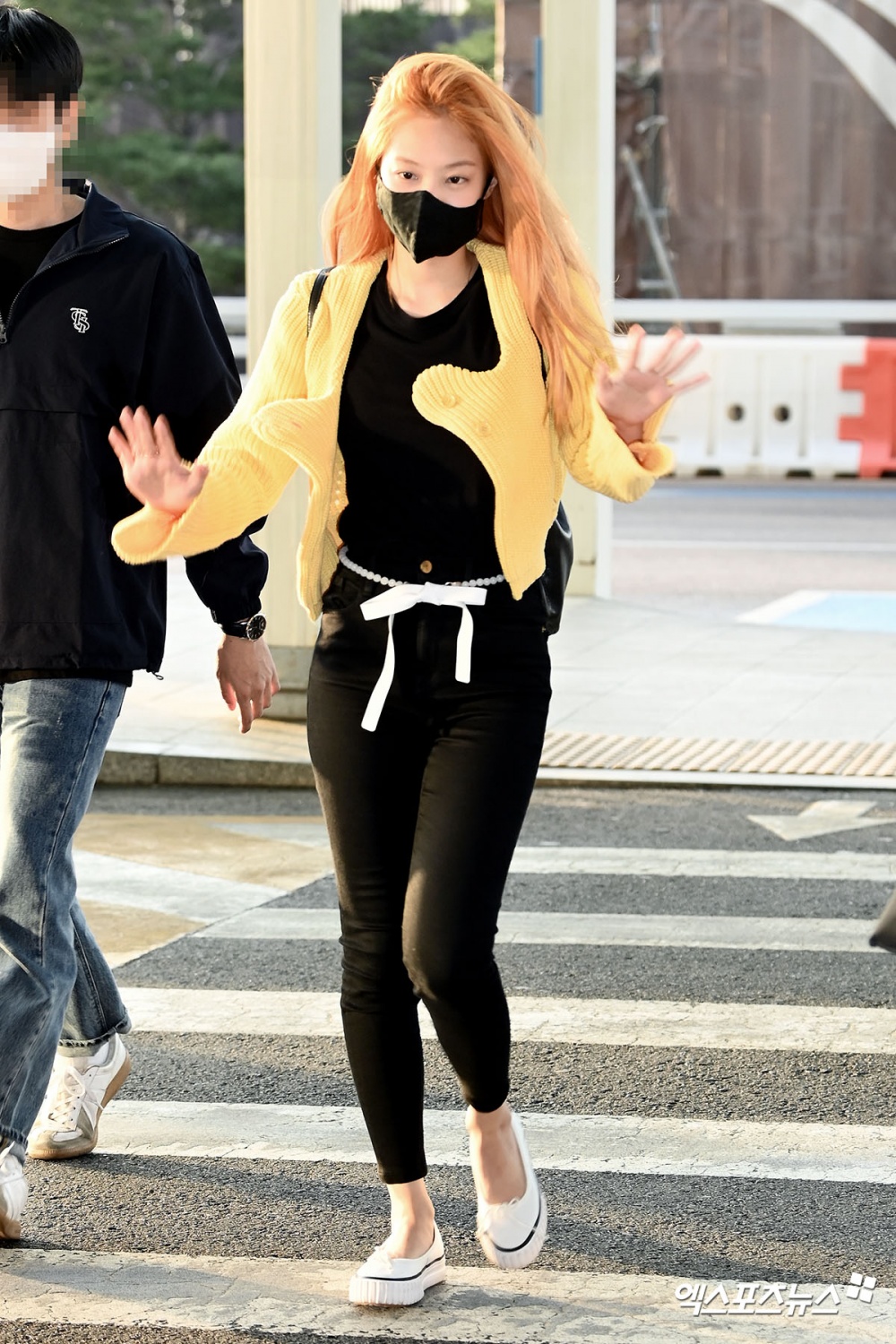 Arriba 72+ imagen jennie outfit airport - Abzlocal.mx