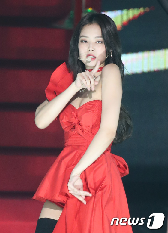 Blackpink Jennie Knows How To Look Stunning In Strapless Dresses, Check Out  These Looks | IWMBuzz