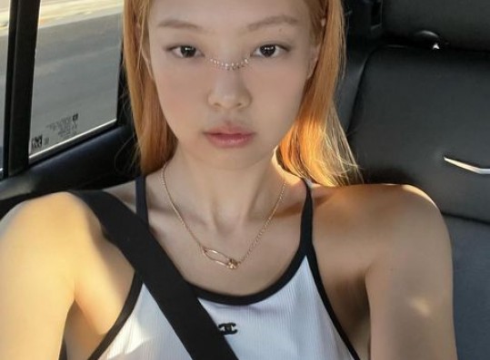 Jennie reveals her collarbone in a luxury top