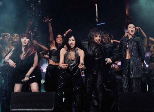 Только эти 4 K-pop группы смогли достичь PAK с двумя разными песнями в один год