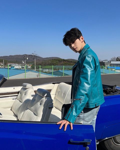 Cha Eun-woo Posts Side-by-Side a Car