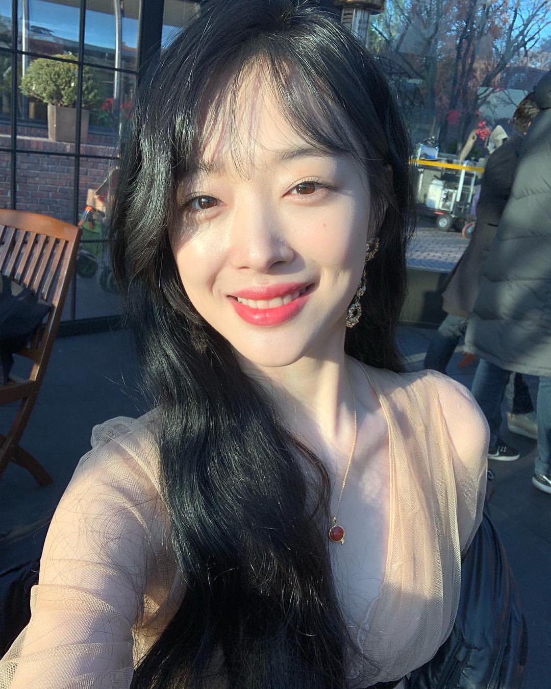 Sulli's response to her no-bra controversies on 'Night Of Hate Comments'  inspired women to start a no-bra hashtag : r/kpop