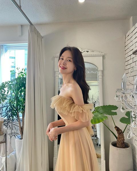Minah, sexy clavicle line... A goddess full of innocence