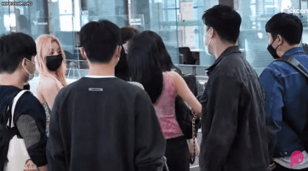 (G)I-DLE Soyeon llama la atención con impactante moda de aeropuerto 
