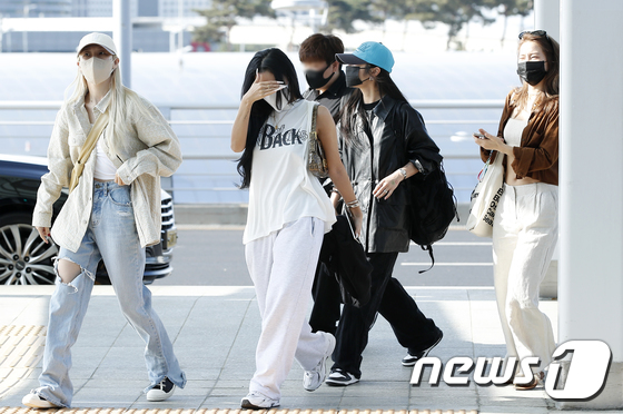 MAMAMOO Effortlessly Flaunts Cute Airport Fashion Outfits