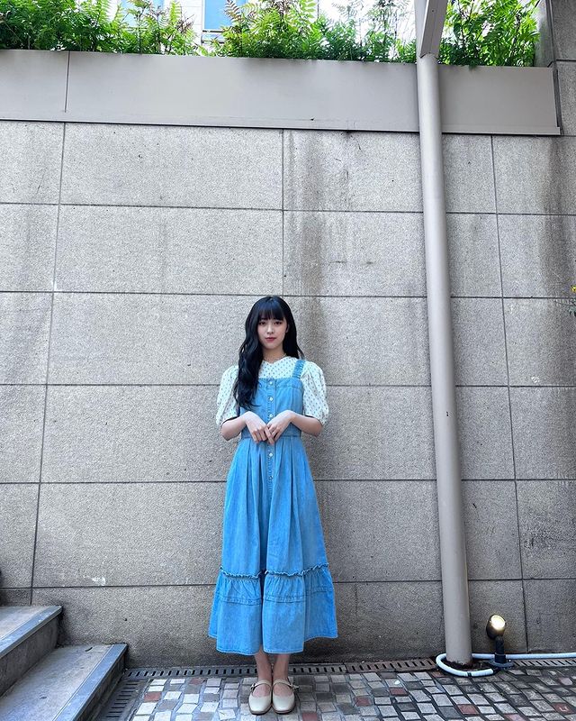 ITZY Ryujin, wearing a retro sensibility blue dress and showing off her innocent charm