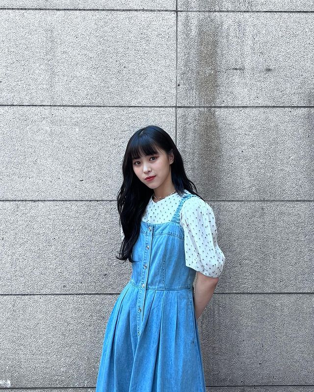 ITZY Ryujin, wearing a retro sensibility blue dress and showing off her innocent charm