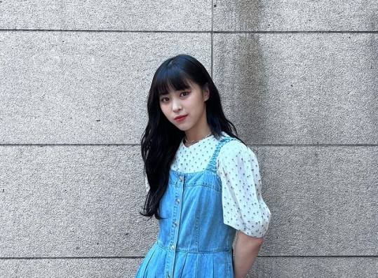 ITZY Ryujin, wearing a retro sensibility blue dress and showing off her innocent charm