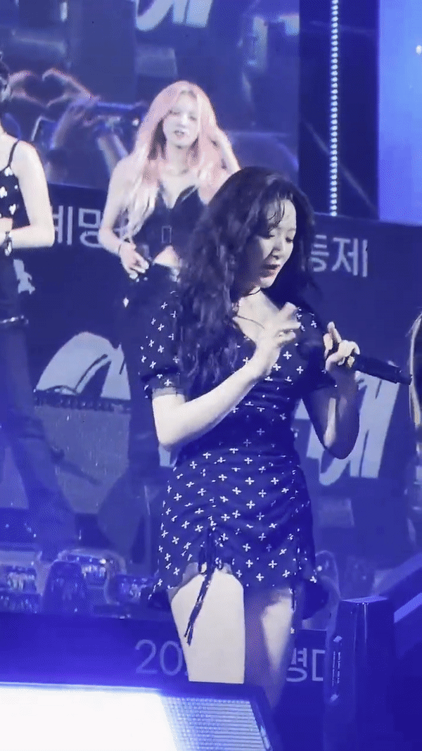 (G)I-DLE Shuhua Accidentally Flips Middle Finger at Concert Crowd
