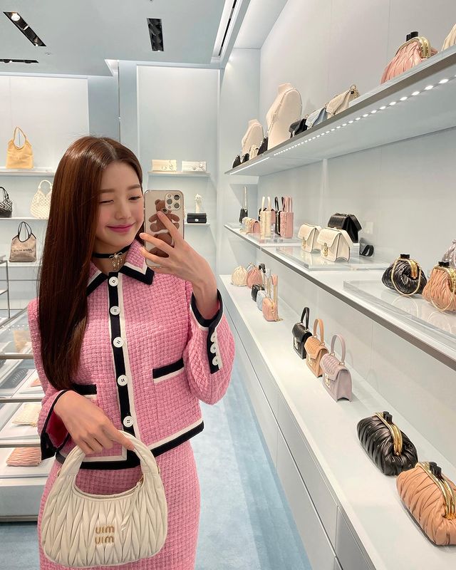 IVE Wonyoung In A Shopping Spree