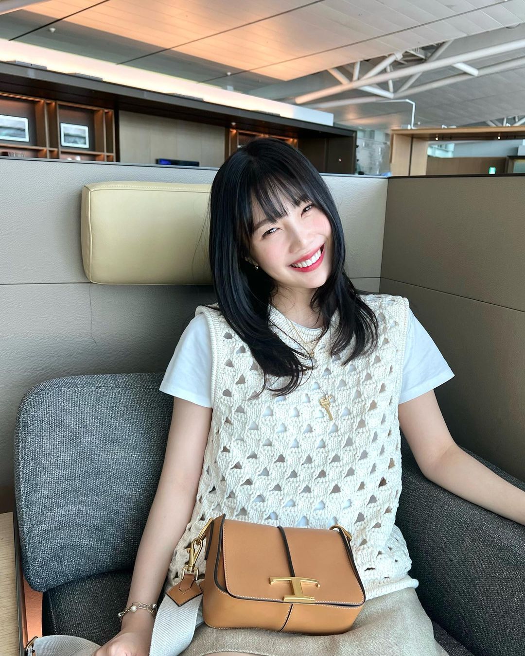 Джой из Red Velvet очаровательно улыбается на новых фотографиях из соцсетей