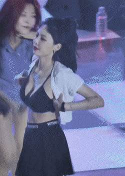 Хёна шокировала публику, сняв футболку во время выступления