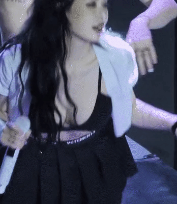 HyunA Shocks Audience By Removing Shirt During Performance