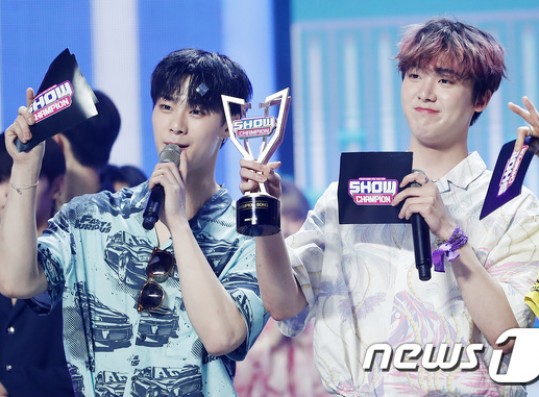 ASTRO Moon Bin, San-ha, automatic smile with joy at 1st place