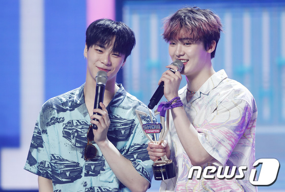 ASTRO Moon Bin, San-ha, automatic smile with joy at 1st place