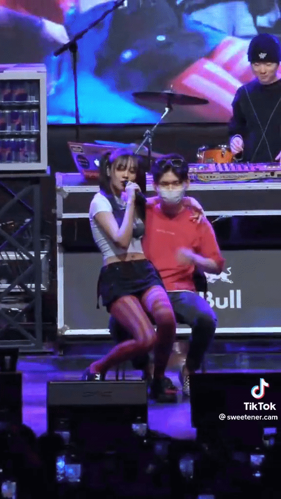 Bibi Goes Viral For Giving Fan A Lap Dance On Stage Kpopstarz