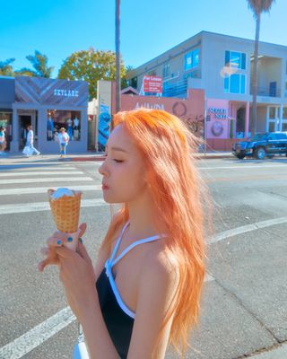 Sunmi, red-orange hair that pops out