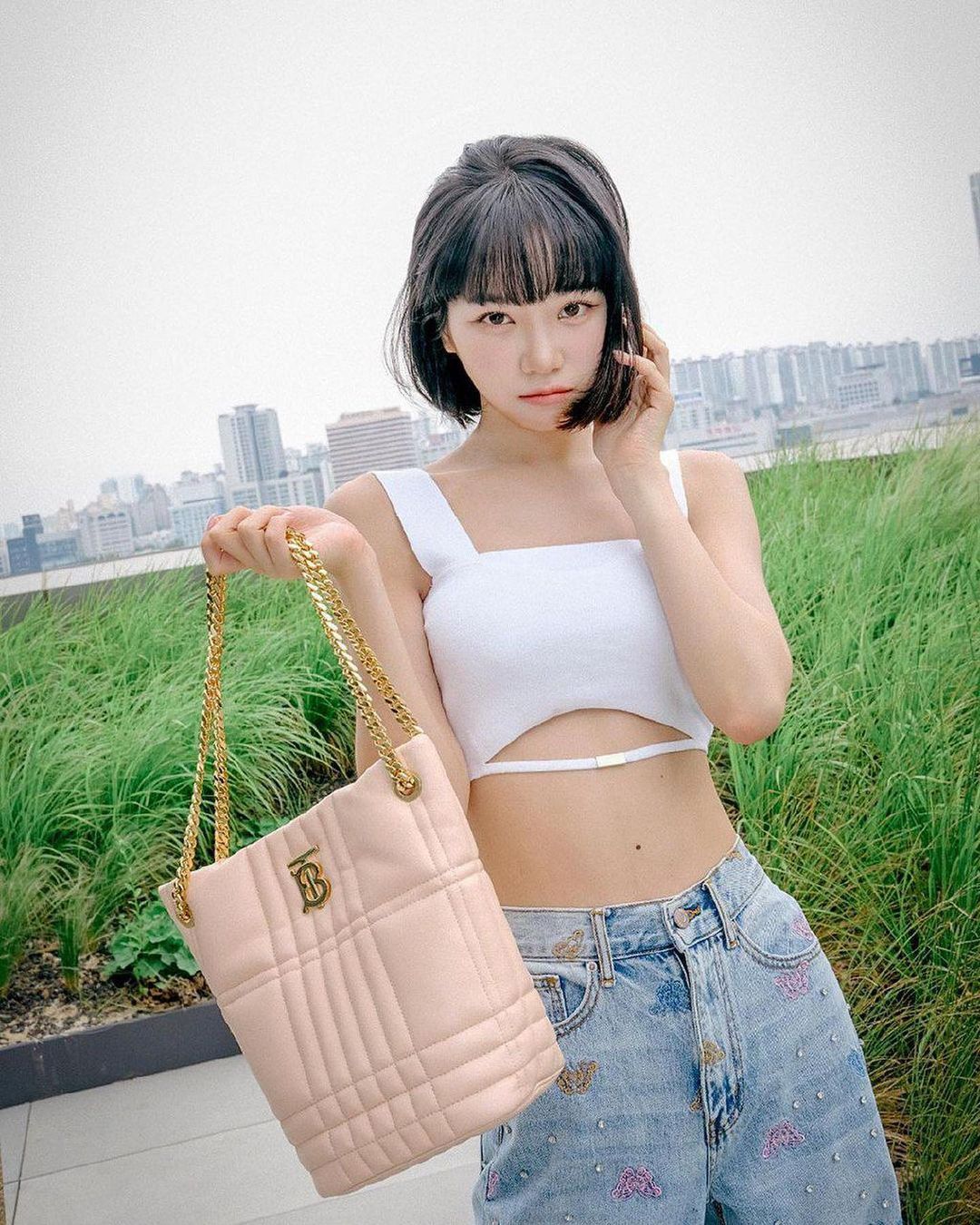 Le Sserafim Kim Chae-won's unrelenting exposure.. Lovely pose with luxury bag
