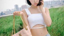 Le Sserafim Kim Chae-won's unrelenting exposure.. Lovely pose with luxury bag