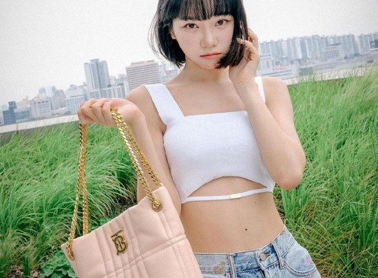 Le Sserafim Kim Chae-won's unrelenting exposure.. Lovely pose with luxury bag