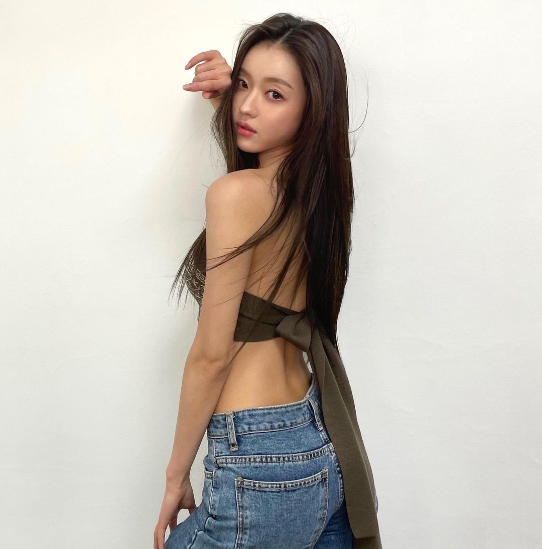 OH MY GIRL YooA, the sexy beauty behind the stage… up to a handful of narrow waists