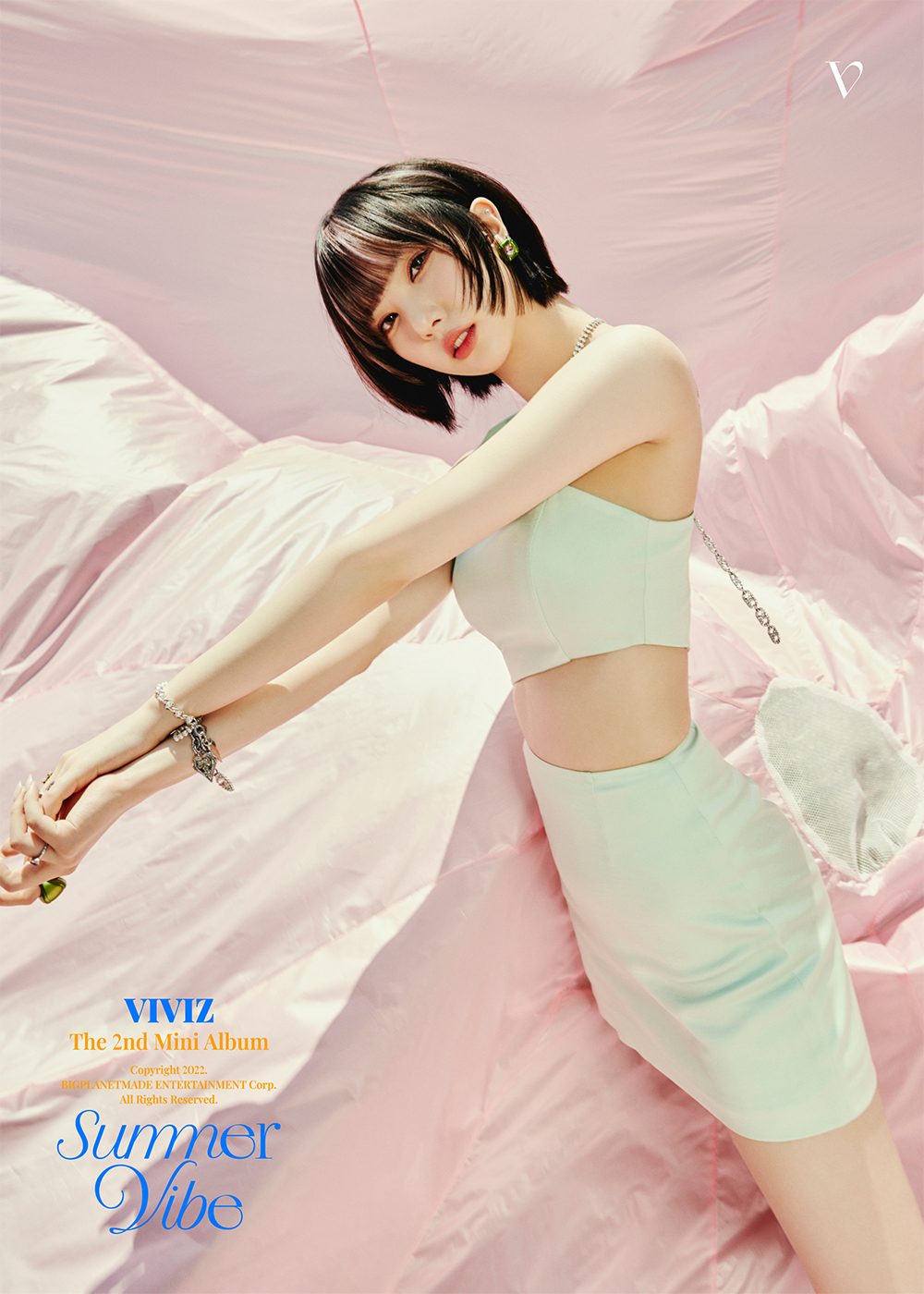 VIVIZ unveils first concept photo of new album 'Summer Vibe'... unique softness