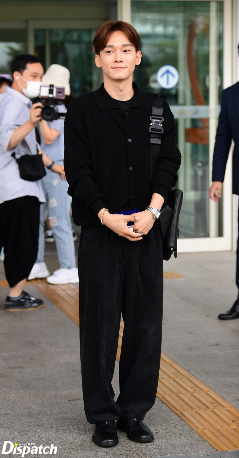 Чен (EXO) восхищает фанатов своим первым появлением в аэропорту после окончания военной службы
