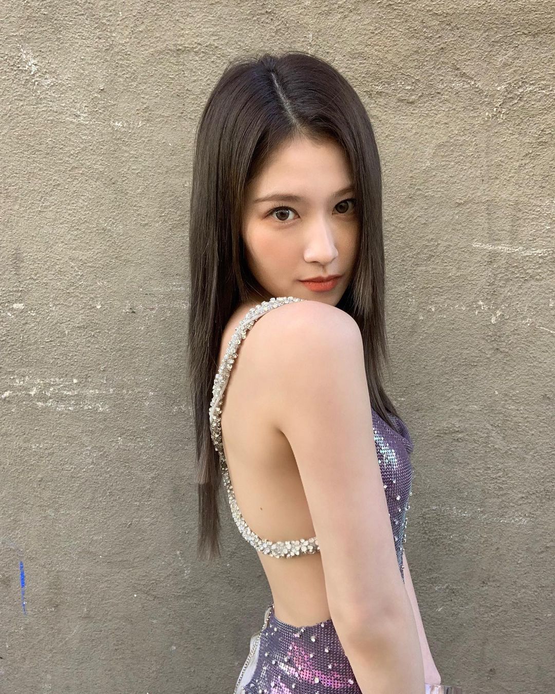 Sana exposes her daring back...exceeding her sexy limit