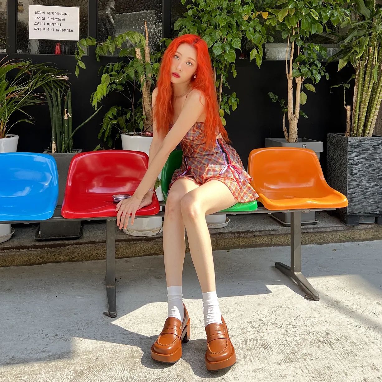 Sunmi, wearing a one-piece dress, is so bewitching in the waiting area of a ribs restaurant