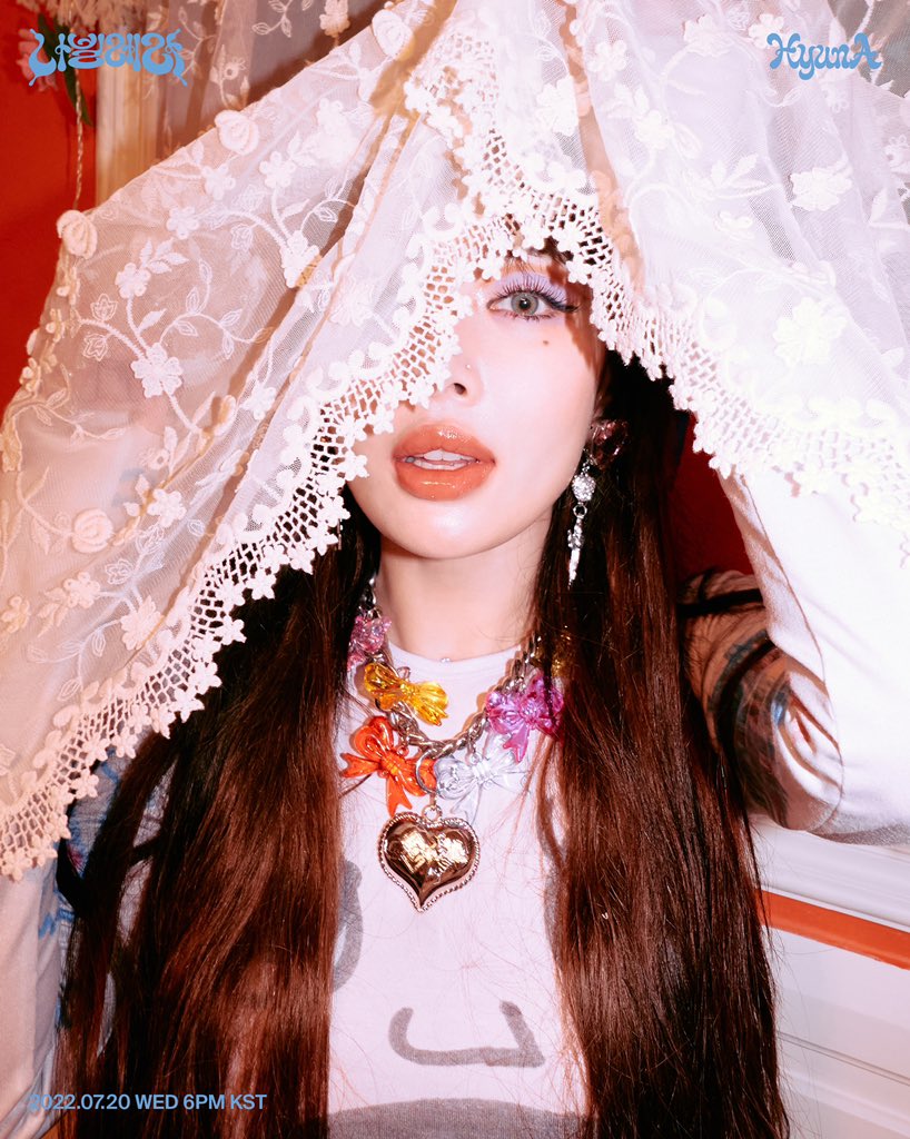 HyunA, from red lip to fishnet stockings… 'Nabillera' unconventional visuals