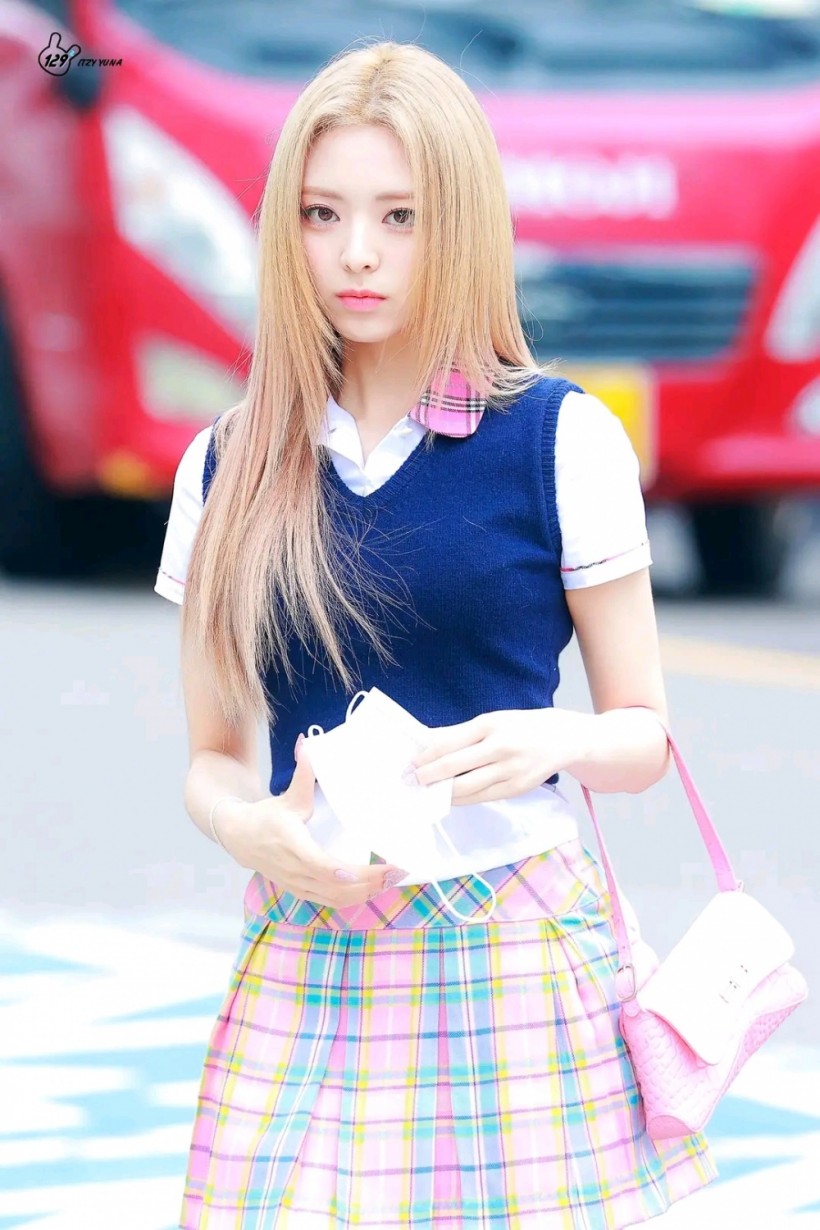 THIS Video of ITZY Yuna Becomes Hot Topic for Her 'S-Line' Figure, Blonde Hair