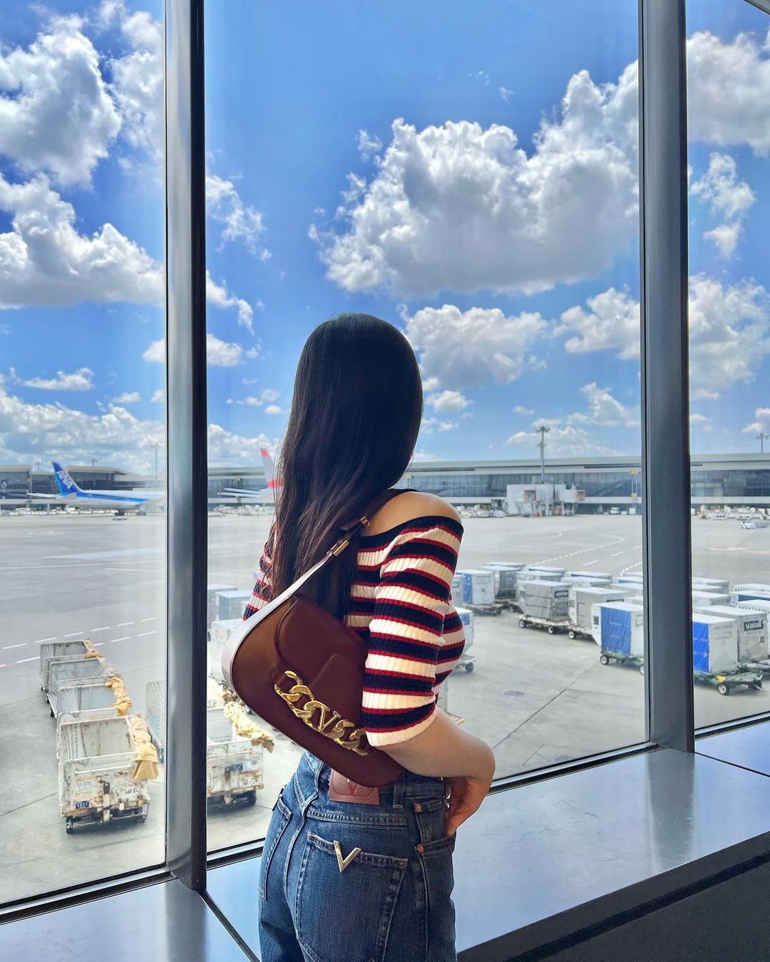 TWICE Dahyun, airport look showing her slender shoulders