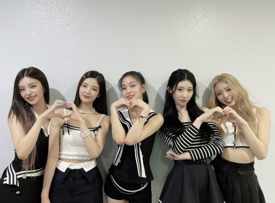 ITZY's 'CHECKMATE' Stays in Billboard 200