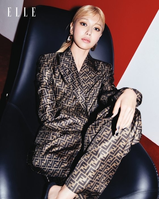 Sooyoung, the blonde is also perfectly digested… The ultimate chic + sexy charm