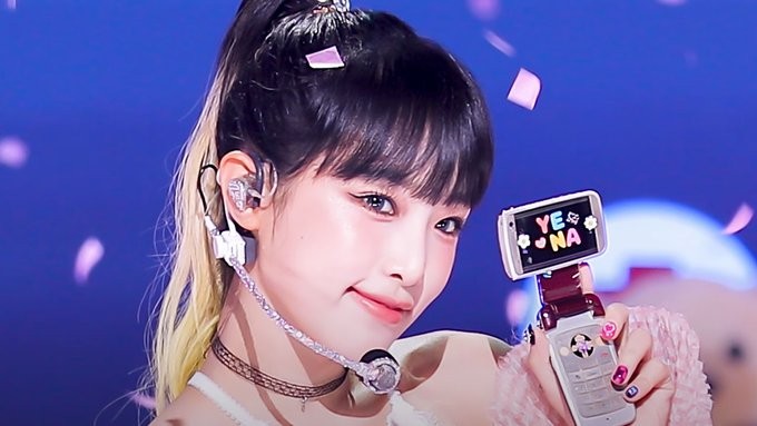Choi Yena Performs New Song 'Smartphone'