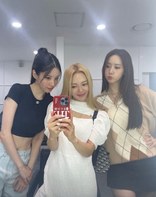 Seohyun, Next Hyoyeon and Yoona show off their slim waist abs