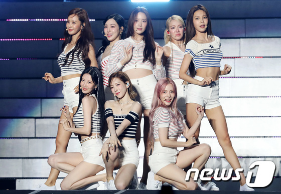 Girls' Generation Performs at 'SMTOWN LIVE' Concert in Suwon