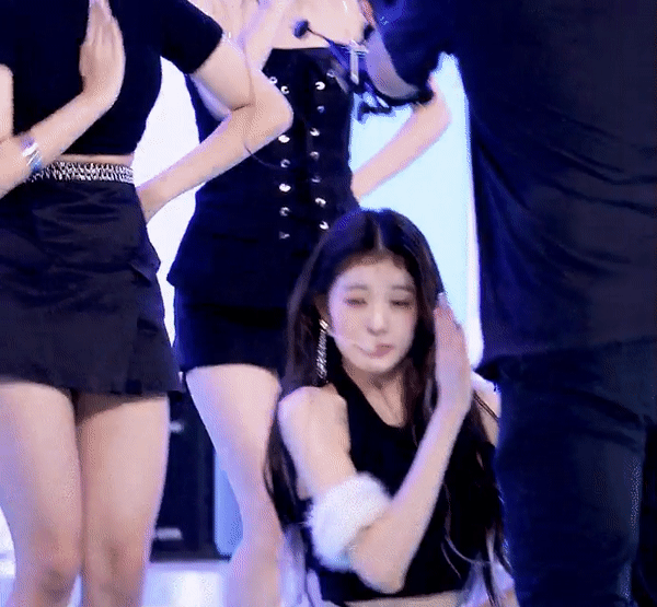 IVE Jang Wonyoung Goes Viral Following Music Show Appearance—Here’s Why