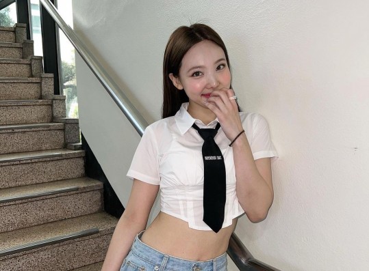 Is your shirt that short? Nayeon, slim waist