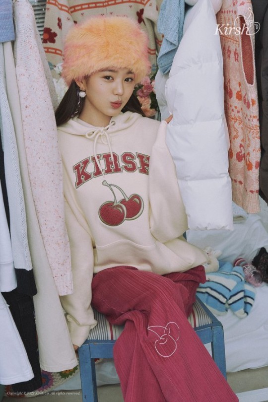 IVE Jang Wonyoung Shows Off Lovely Visuals in Different Sweatshirts ...