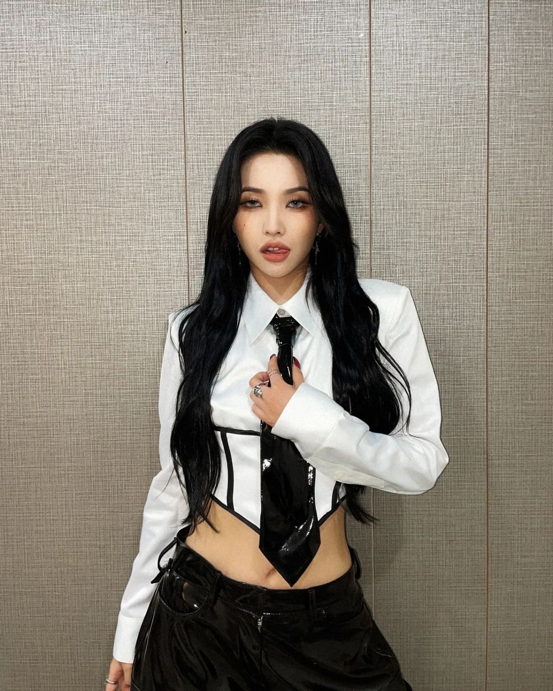 Soyeon, the look that makes the ant's waist look thinner... Leather Tie 'Graceful'