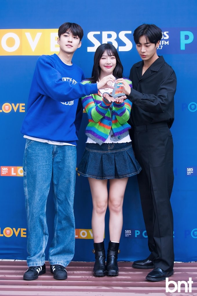 Red Velvet Joy Has People Laughing At Her Habit of Doing THIS To Her Male Co-Stars