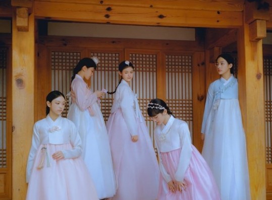 NewJeans, Chuseok greetings with elegant hanbok 