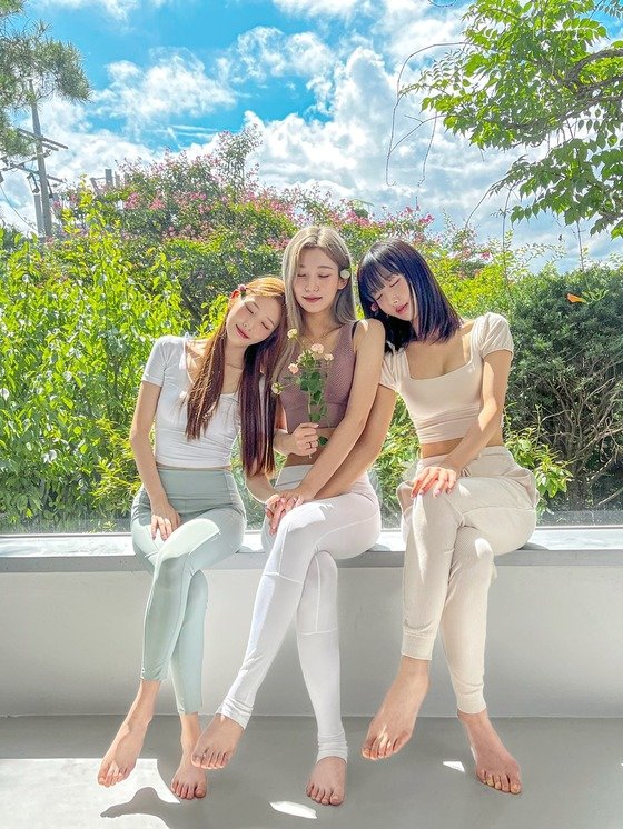 'Debut D-7' mimiirose, 'Awesome' concept photo released... flower in full bloom