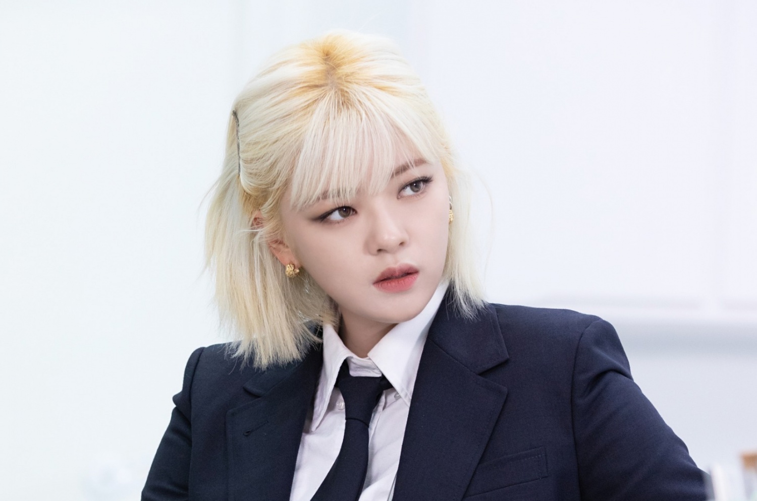 Jeongyeon's Blonde Hair Evolution: From Debut to Present - wide 2