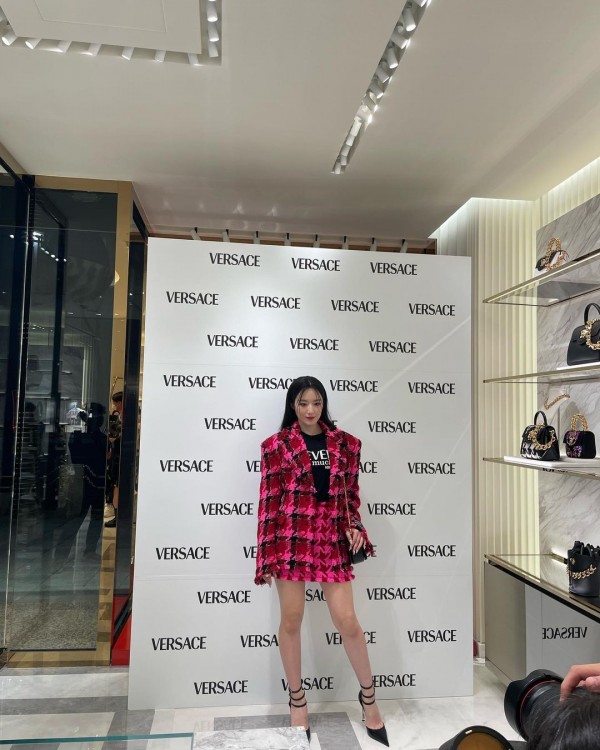 (G) I-DLE Shuhua criticizes after appearing at the Versace Event - here's why