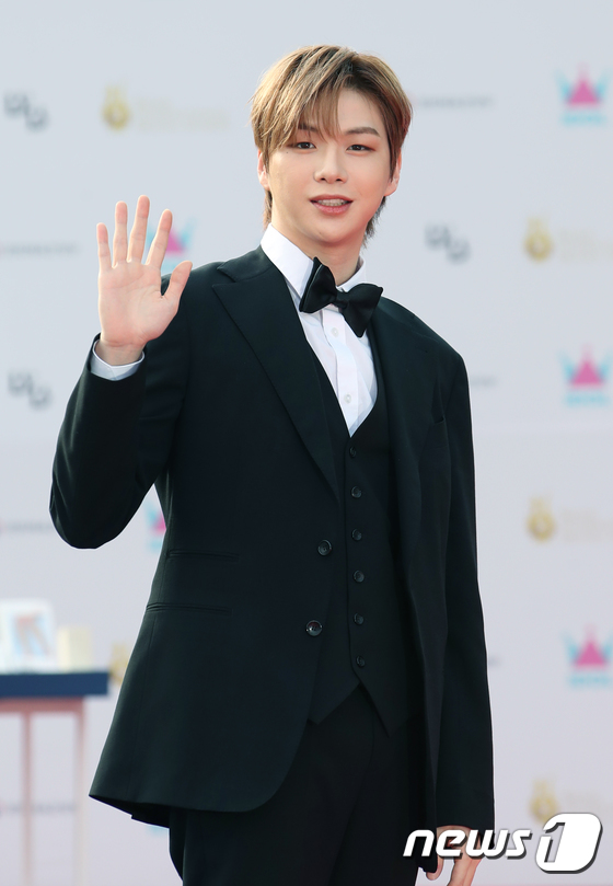 Kang Daniel wins Asia Star Award at Seoul International Drama Awards