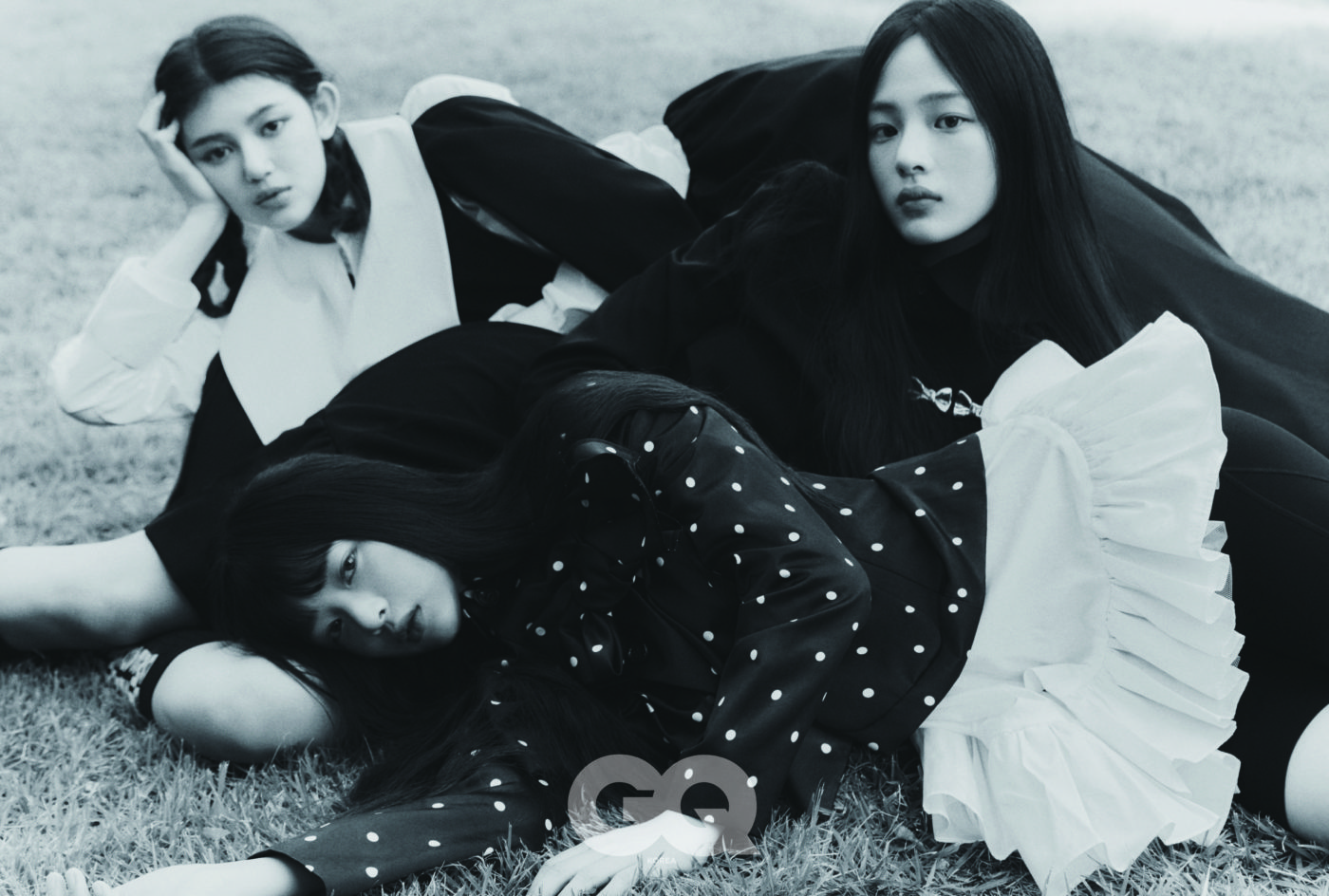 NewJeans unveils group pictorial with dreamy charm... sensual style look